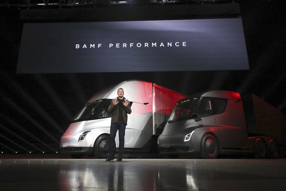 Představení vozů Tesla Semi a Roadster v Los Angeles