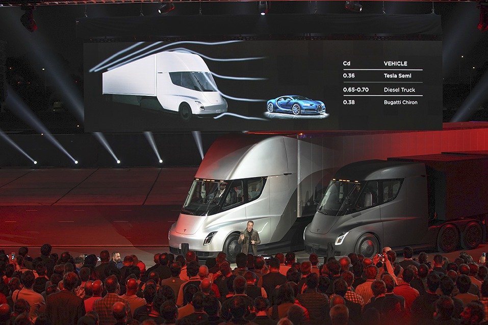 Představení vozů Tesla Semi a Roadster v Los Angeles