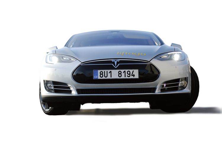 Ábíčko otestovalo elektro bourák Tesla S