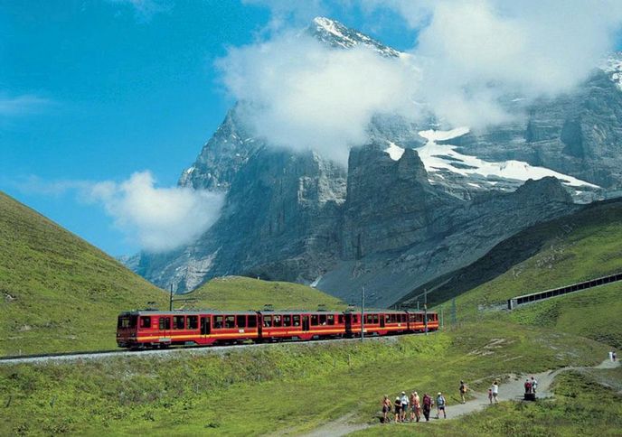 Těsně kolem velikána. Mezi stanicemi Grindelwald
a Kleine Scheidegg stoupají koleje v blízkosti Eigeru Těsně kolem velikána. Mezi stanicemi Grindelwald
a Kleine Scheidegg stoupají koleje v blízkosti Eigeru