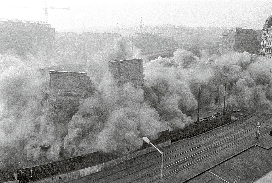 ...Těšnov zahalil obrovský mrak prachu...