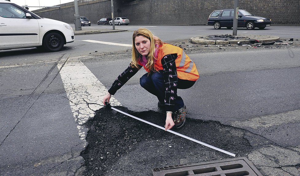 Praha: Menšího kráteru o rozměrech 130 na 80 cm se dočkáte u Těšnovského tunelu.