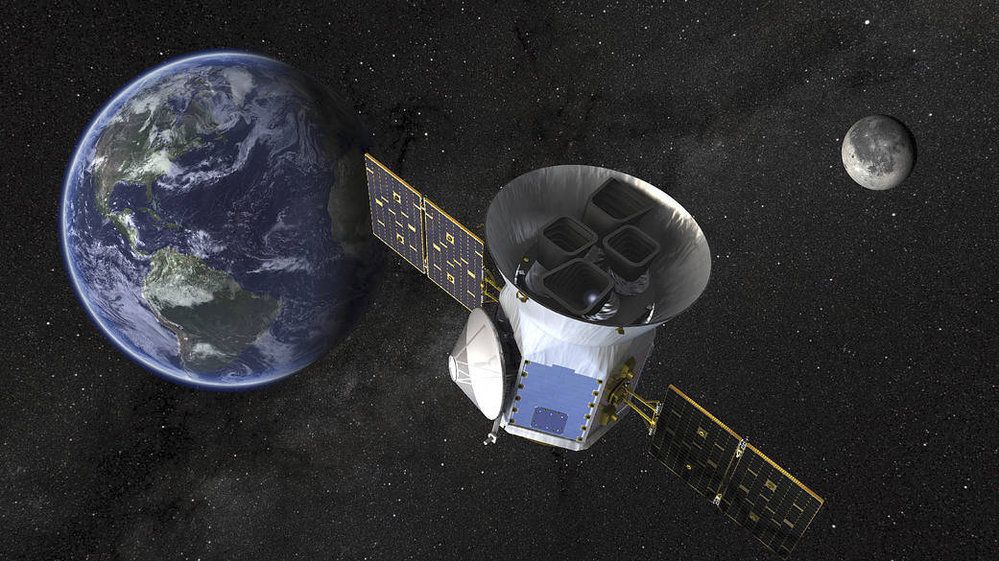 Družice TESS (Transiting Exoplanet Survey Satellite) bude od konce června sledovat velkou část oblohy a hledat planety u cizích hvězd