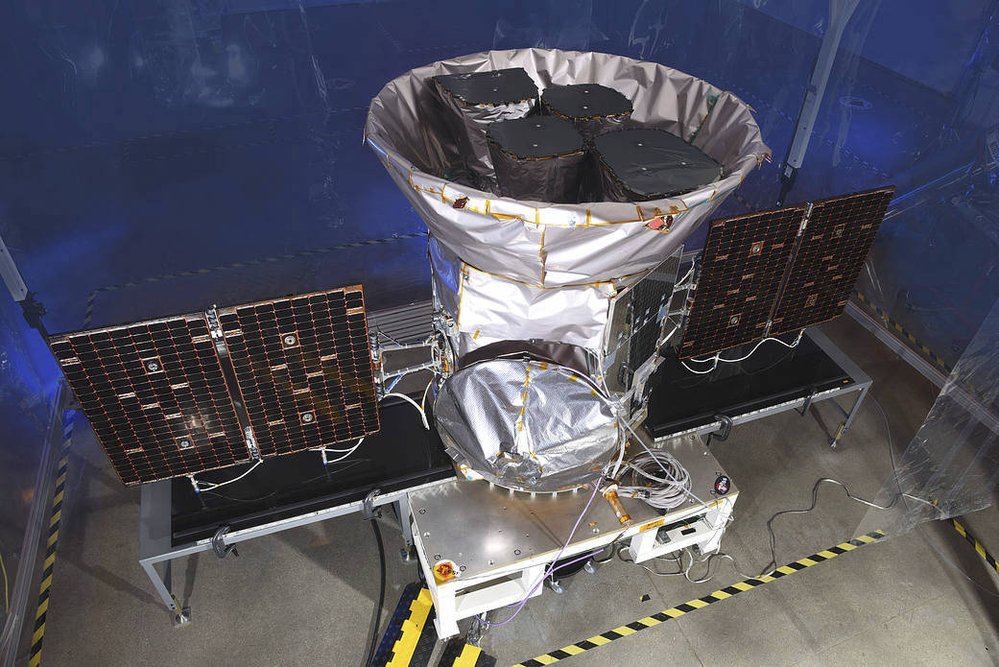 Družice TESS (Transiting Exoplanet Survey Satellite) bude od konce června sledovat velkou část oblohy a hledat planety u cizích hvězd