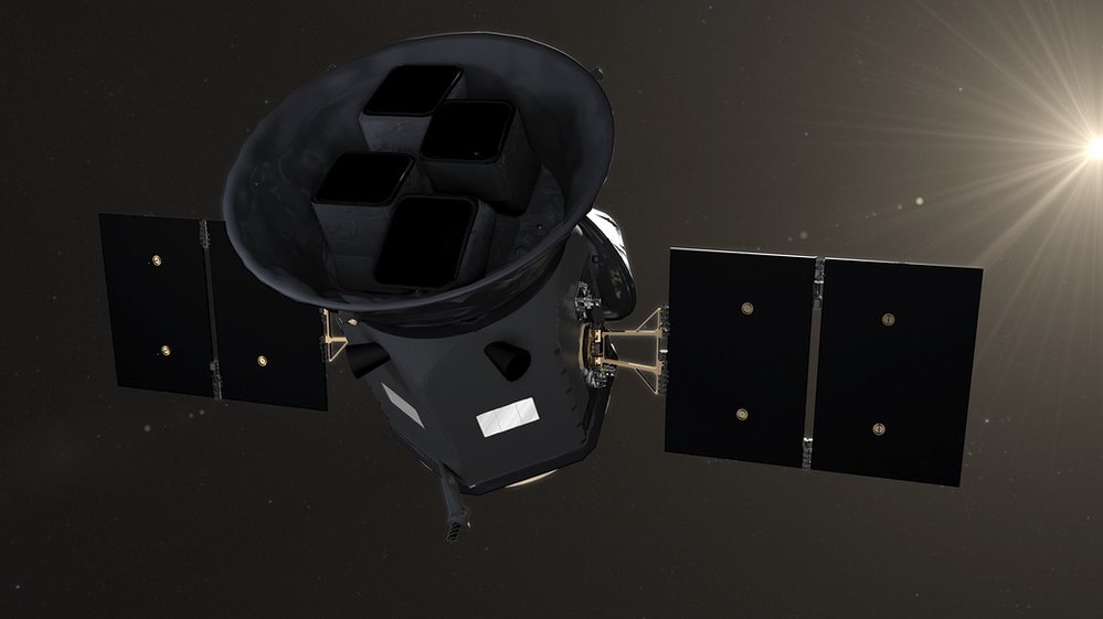 Družice TESS (Transiting Exoplanet Survey Satellite) bude od konce června sledovat velkou část oblohy a hledat planety u cizích hvězd