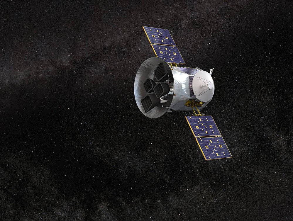 Družice TESS (Transiting Exoplanet Survey Satellite) bude od konce června sledovat velkou část oblohy a hledat planety u cizích hvězd