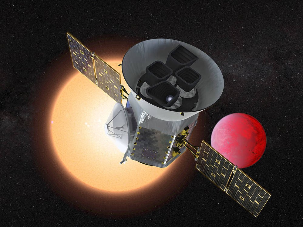 Družice TESS (Transiting Exoplanet Survey Satellite) bude od konce června sledovat velkou část oblohy a hledat planety u cizích hvězd