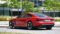 Pár elektromotorů o výkonu 178 a 340 kilowattů dovoluje elektromobilu Audi RS e-tron GT vystřelit na sto kilometrů v hodině za 3,3 sekundy.