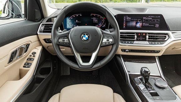 Který infotainment nejvíc rozptyluje řidiče? Testovala se Škoda, Hyundai i BMW