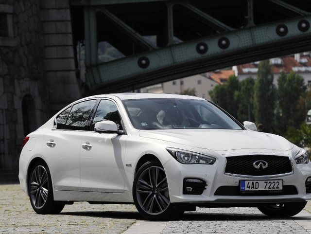 Test Infiniti Q50S Hybrid 