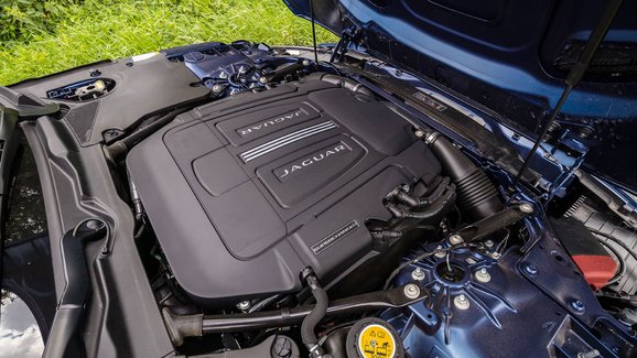 Kompresorová V8 zachráněna! Jaguar Land Rover si pětilitr bude vyrábět sám