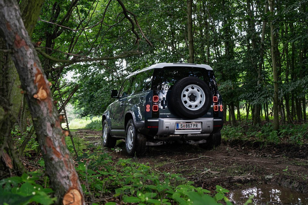 Land Rover Defender 90 S D200