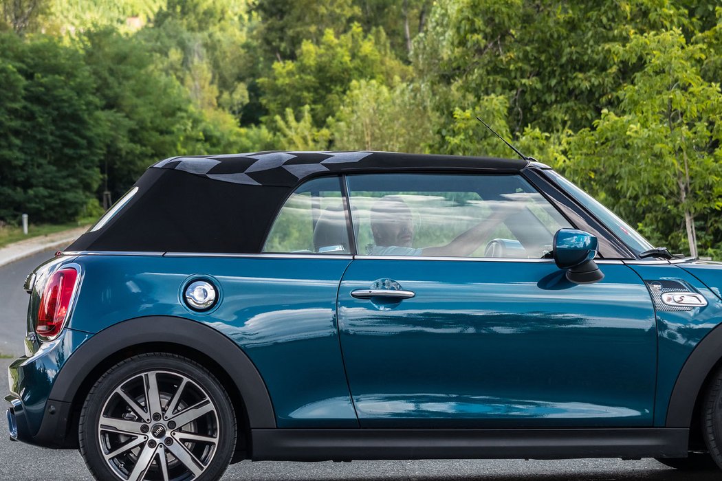 Mini Cooper S Cabrio Sidewalk