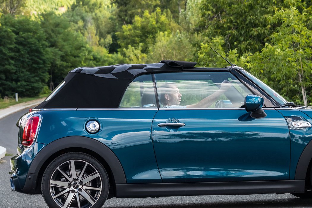 Mini Cooper S Cabrio Sidewalk