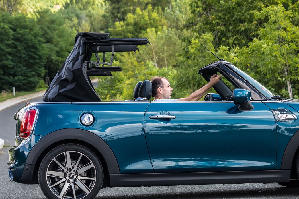 Mini Cooper S Cabrio Sidewalk