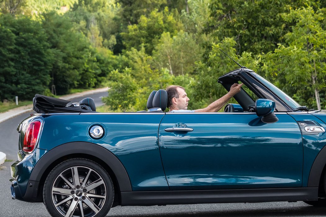 Mini Cooper S Cabrio Sidewalk