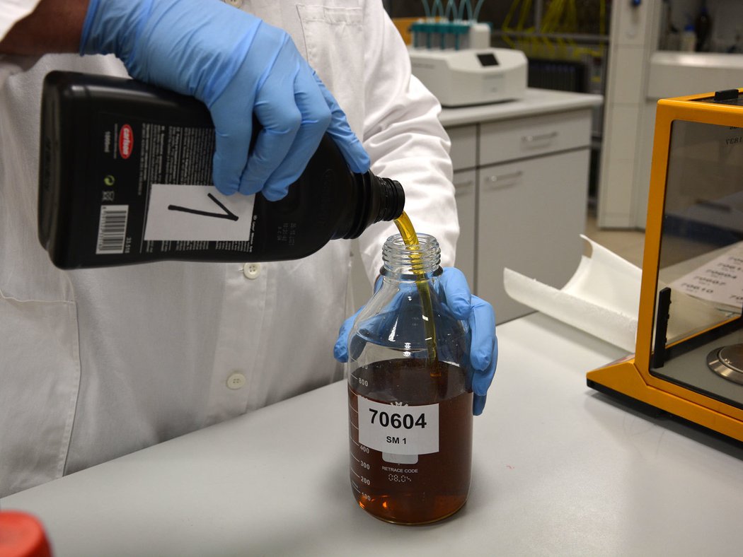 Test motorových olejů VW 502.00: Předání vzorků do laboratoře