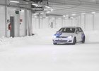 Finsko má unikátní testovací dráhu. Zimní pneumatiky tu na sněhu vyzkouší i v létě