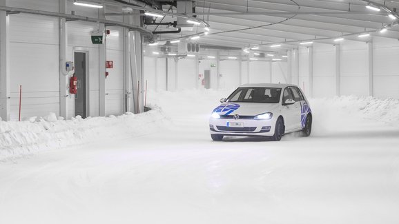 Finsko má unikátní testovací dráhu. Zimní pneumatiky tu na sněhu vyzkouší i v létě