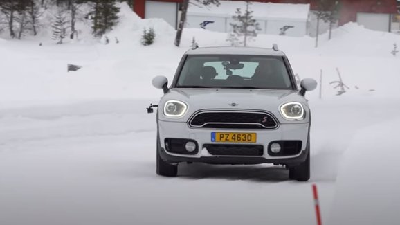 Je na sněhu lepší předokolka na zimních gumách, nebo pohon všech kol a celoroční pneu?