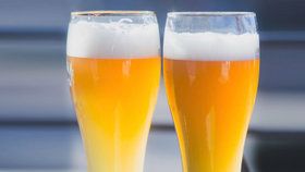 Proč se pěna na pivu otáčí opačným směrem? Záhadu rozlouskli francouzští vědci (ilustrační foto)