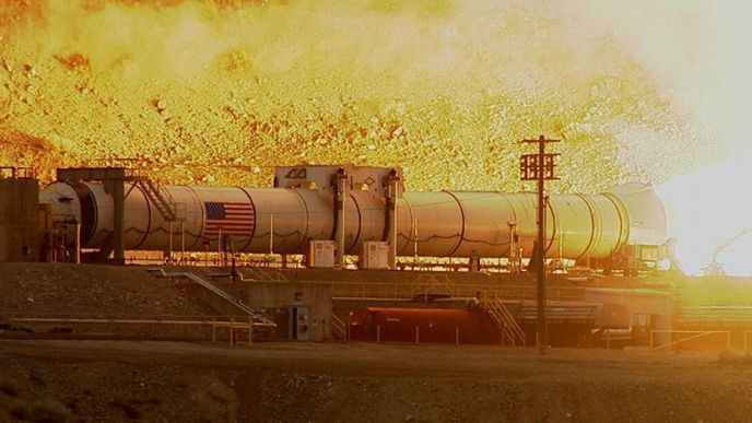 test raketového boosteru NASA na pevné palivo
