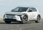 Výroba elektromobilů brzy zlevní, věří Toyota. Koupila výrobce baterií