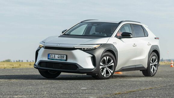 Výroba elektromobilů brzy zlevní, věří Toyota. Koupila výrobce baterií