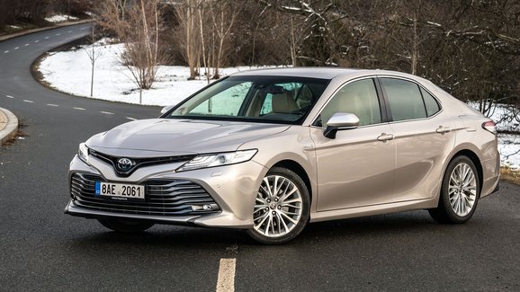 TEST Toyota Camry 2.5 Hybrid Executive – Nebojte se dát jí šanci