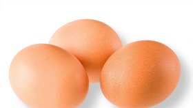 Kontrola vajec před Velikonocemi: Chovatelé v Polsku krmí drůbež antibiotiky.