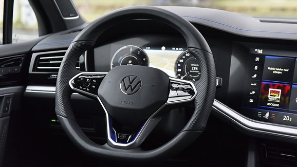 Volkswagen se zbavuje dotykového ovládání na volantu