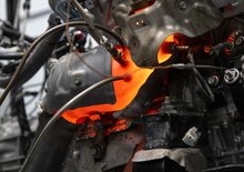 Deset dynamometrů trápí motory, až výfuky rudnou. Nissan tak testuje spolehlivost