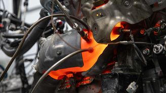 Deset dynamometrů trápí motory, až výfuky rudnou. Nissan tak testuje spolehlivost Deset dynamometrů trápí motory, až výfuky rudnou. Nissan tak testuje spolehlivost