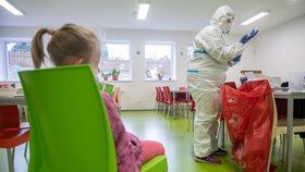 V mateřské škole v Žandově na Českolipsku proběhlo hromadné testování dětí na covid-19. (21. 11. 2020)