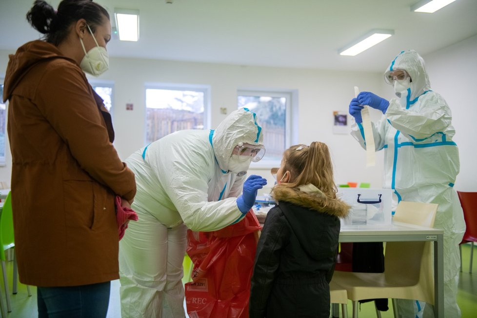 V mateřské škole v Žandově na Českolipsku proběhlo hromadné testování dětí na covid-19. (21. 11. 2020)