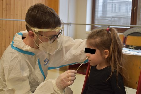 Praha 6 zkoušela preventivní testování žáků základních škol pomocí antigenních a PCR testů-