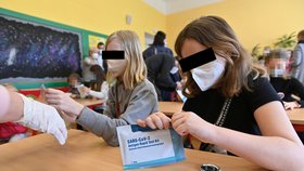 Žák prvního stupně ZŠ Mezi školami v Praze v doprovodu rodiče čeká na výsledek antigenního testu. Žáci se 12. dubna 2021 vrátili do lavic, třídy se budou střídat po týdnech.