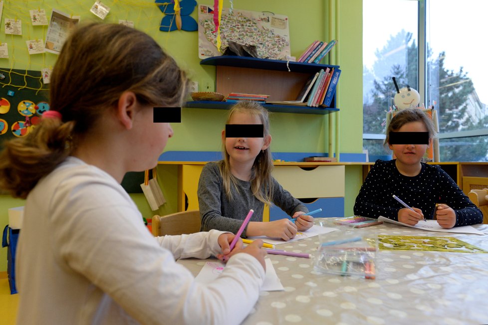 Předškoláci se vrátili 12. dubna 2021 do mateřské školy Kotlaska v Praze. Při vstupu děti čekalo testování na koronavirus, které budou povinně podstupovat dvakrát týdně.
