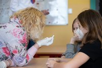 Plošné testování odhalilo tisíce nakažených školáků. Covid se šíří hlavně na základkách