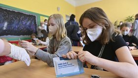 Žáci prvního stupně ZŠ Mezi školami v Praze v doprovodu rodičů přicházejí na antigenní test. Žáci se 12. dubna 2021 vrátili do lavic, třídy se budou střídat po týdnech.