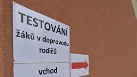 Žáci prvního stupně ZŠ Mezi školami v Praze v doprovodu rodičů přicházejí na antigenní test. Žáci se 12. dubna 2021 vrátili do lavic, třídy se budou střídat po týdnech.