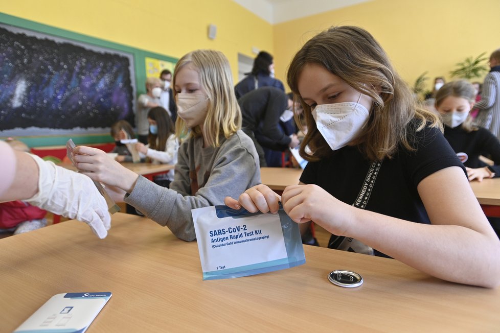 Žáci prvního stupně ZŠ Mezi školami v Praze v doprovodu rodičů přicházejí na antigenní test. Žáci se 12. dubna 2021 vrátili do lavic, třídy se budou střídat po týdnech.