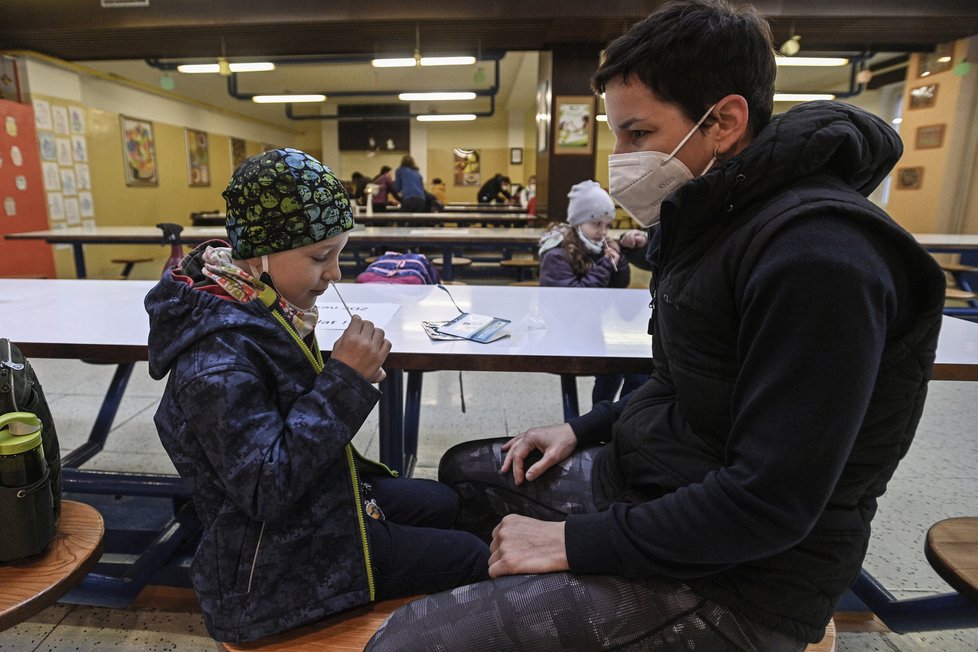 Žáci prvního stupně ZŠ Mezi Školami v Praze v doprovodu rodičů přicházejí na antigenní test. Žáci se 12. dubna 2021 vrátili do lavic, třídy se budou střídat po týdnech.