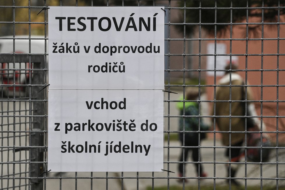 Žáci prvního stupně ZŠ Mezi Školami v Praze v doprovodu rodičů přicházejí na antigenní test. Žáci se 12. dubna 2021 vrátili do lavic, třídy se budou střídat po týdnech.