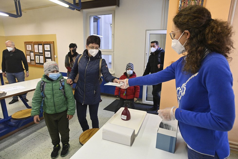 Žáci prvního stupně ZŠ Mezi školami v Praze v doprovodu rodičů přicházejí na antigenní test. Žáci se 12. dubna 2021 vrátili do lavic, třídy se budou střídat po týdnech. 