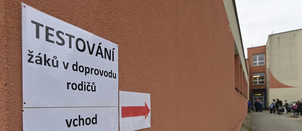 Žáci prvního stupně ZŠ Mezi školami v Praze v doprovodu rodičů přicházejí na antigenní test. Žáci se 12. dubna 2021 vrátili do lavic, třídy se budou střídat po týdnech. 