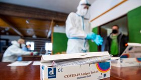Armádní mobilní odběrový tým začal testovat antigenními testy na covid-19 obyvatele Malých Svatoňovic na Trutnovsku (9. 2. 2021).