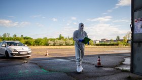 Testování na covid-19 v Moravskoslezském kraji: Do garáží hasičů v Ostravě-Vítkovicích dorazili zájemci, přihlášení přes krajskou aplikaci (2.5.2020)