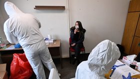 Zaměstnanci Úřadu městské části Praha 8 přicházeli k povinnému týdennímu testování na nemoc covid-19 (9. 3. 2021)