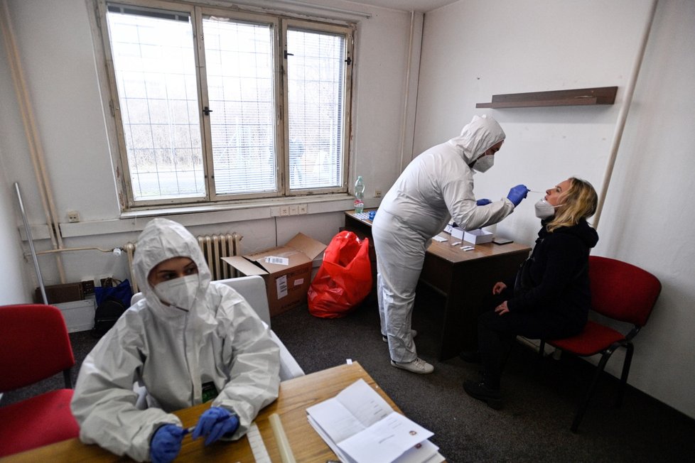 Zaměstnanci Úřadu městské části Praha 8 přicházeli k povinnému týdennímu testování na nemoc covid-19 (9. 3. 2021).